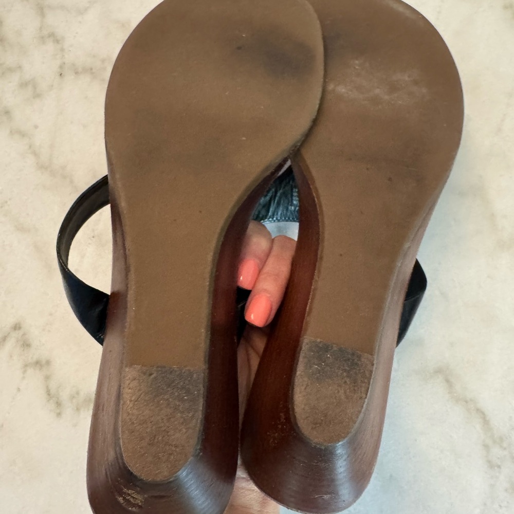 Tory Burch Black Leather Thong Sandals with Gold Logo - Picture 7 of 9